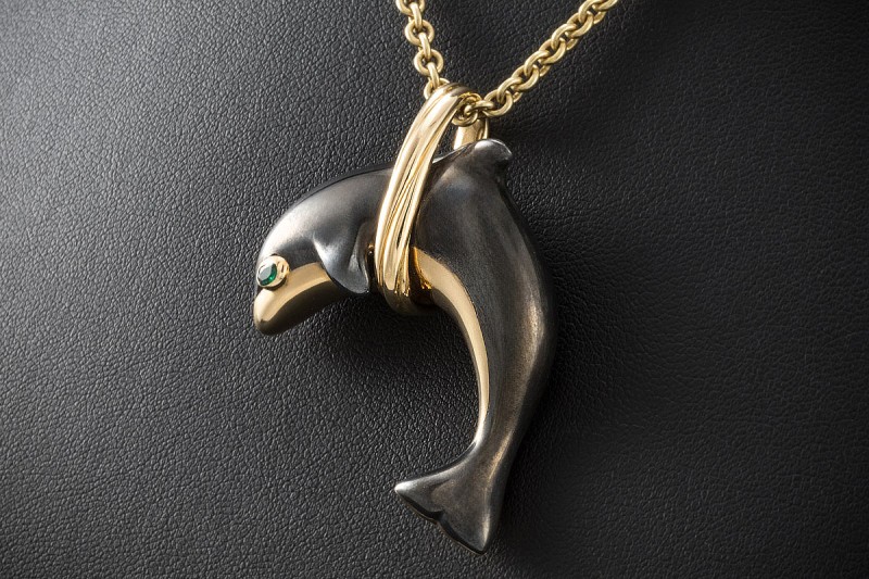 Cartier Delphin Großer Anhänger Smaragd Silverium Gelbgold 750 Full Set 