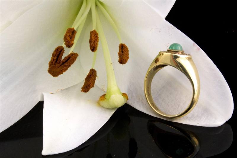 Ring mit Smaragd und 12 kleine Diamanten in 585er Gelbgold 