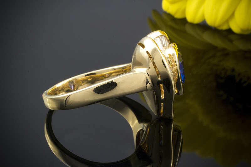 HANS DIETER KRIEGER HERZ Ring mit Saphir im Herzschliff und Diamanten 750er Gold 