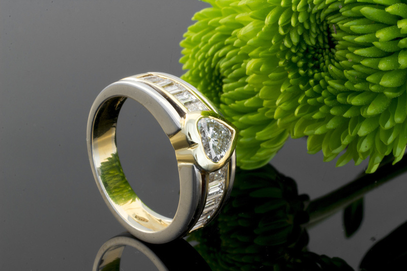 HERZ Ring mit Diamant im Herzschliff & Baguette Diamanten 750er Gold Bicolor 