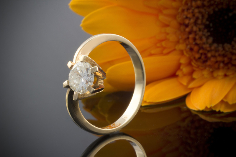 Ausgefallener Solitär Ring mit 1 Brillant 0,85 CT in 585er Gelbgold  