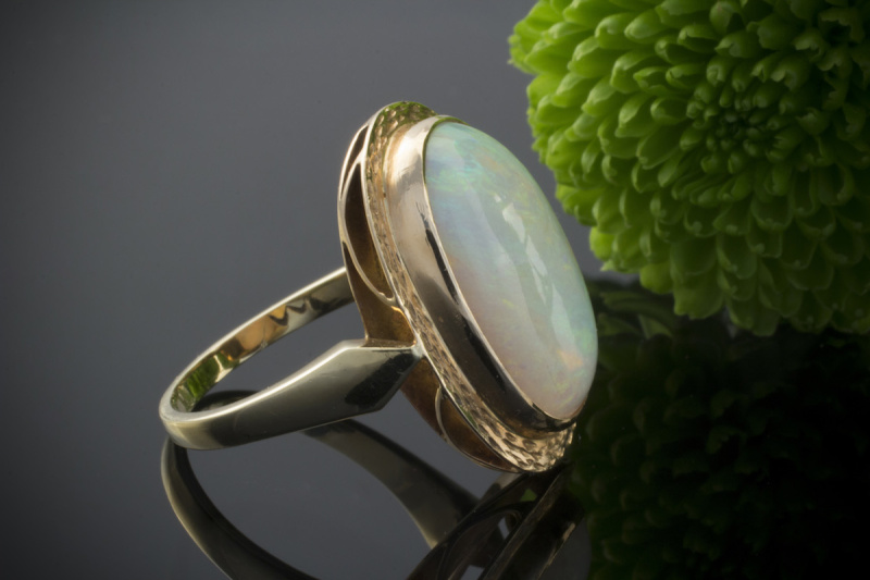 Schimmernder Ring mit großem Opal in 585er Gelbgold 