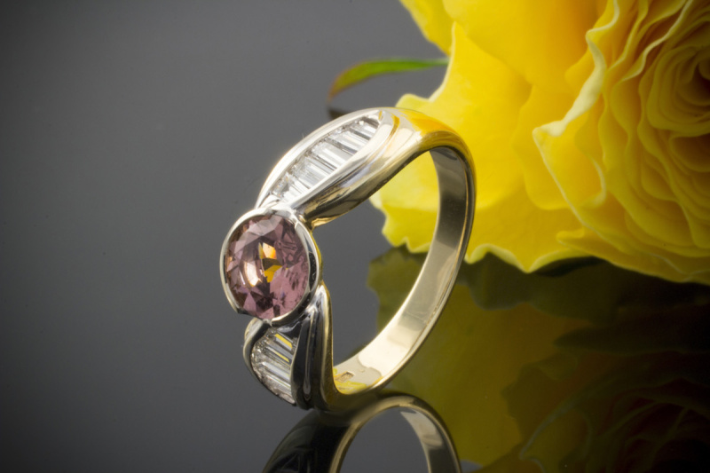 Modischer Bicolor Ring mit Pink Turmalin Baguette Diamanten 750er Gold 