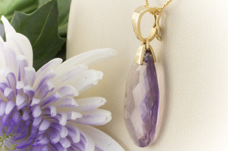 Facettierter Amethyst Anhänger mit klappbarer Öse in 750er Gelbgold  