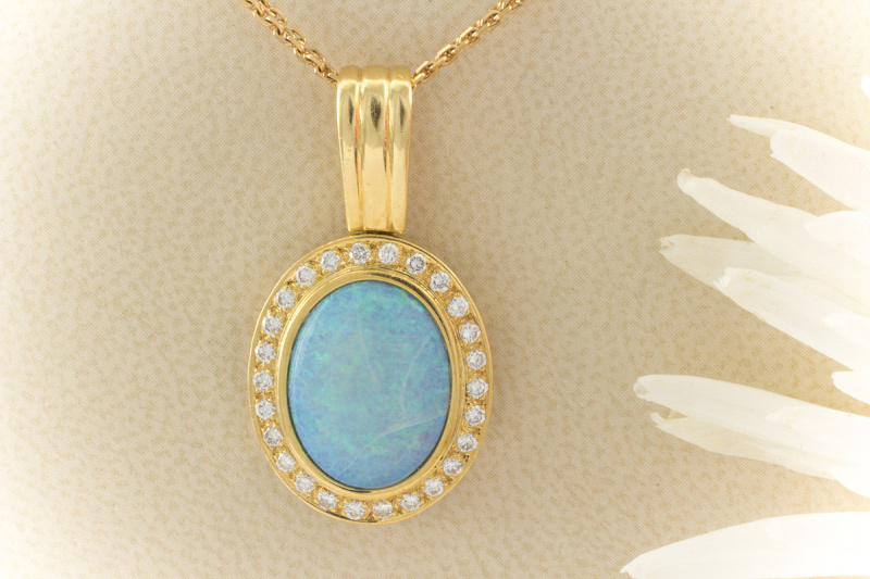Schimmernder Opal Anhänger mit feurigen Brillanten 750er Gelbgold 