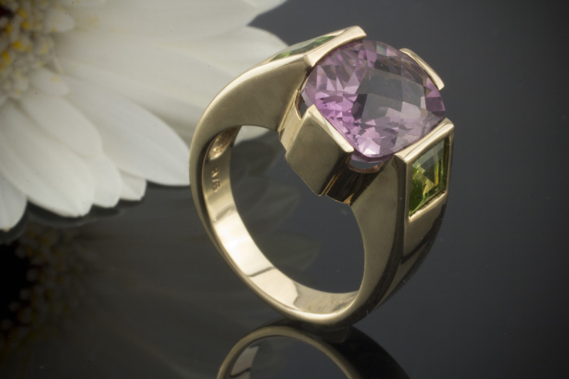 Facettierter Amethyst in verspieltem 375er Gelbgold Ring mit Peridot 