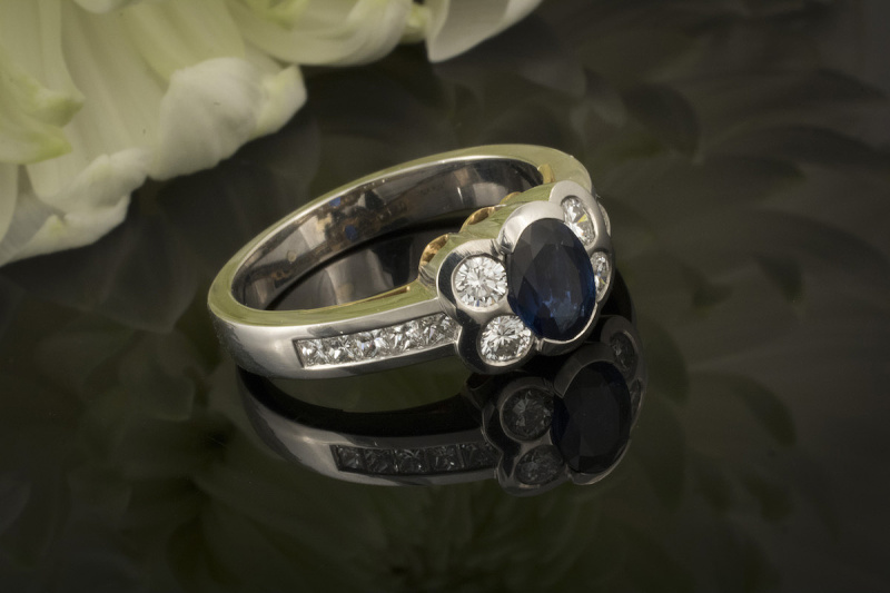 Blumiges Saphir Spiel Ring in 950er Platin Brillanten und Carré Diamanten 