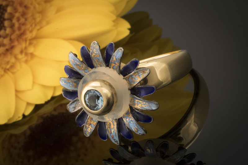 Charlotte Ring Blütezeit mit blauem Stein in 750er Gelbgold  