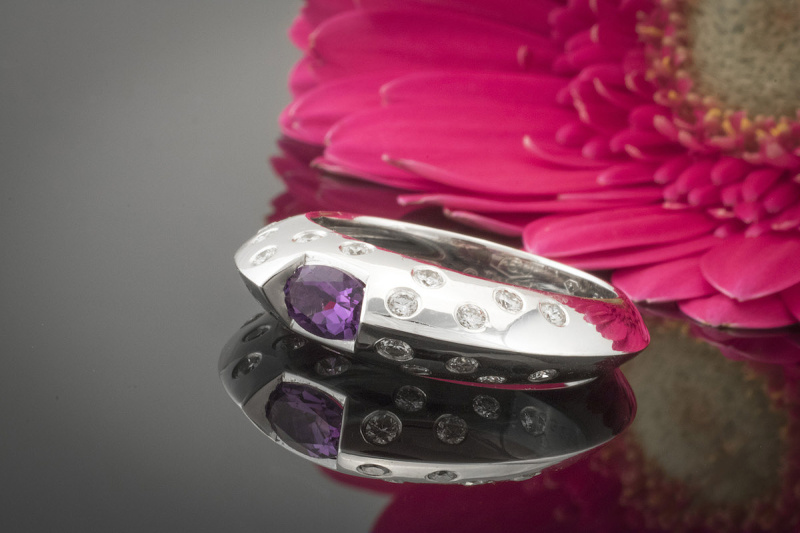 Seltener Piaget Klassiker Ring Top Amethyst mit seitlichen Brillanten Weißgold 750 