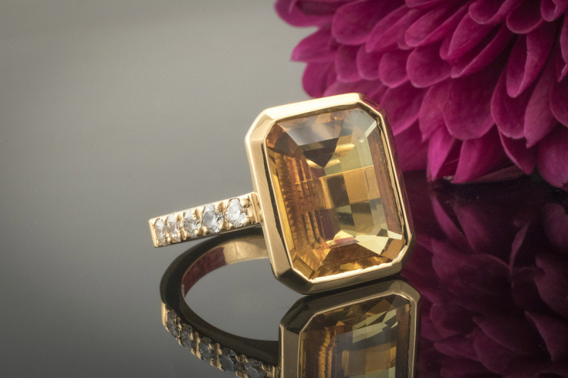 Gelber Saphir Ring mit seitlichem Brillantbesatz in 750er Rotgold Gold 