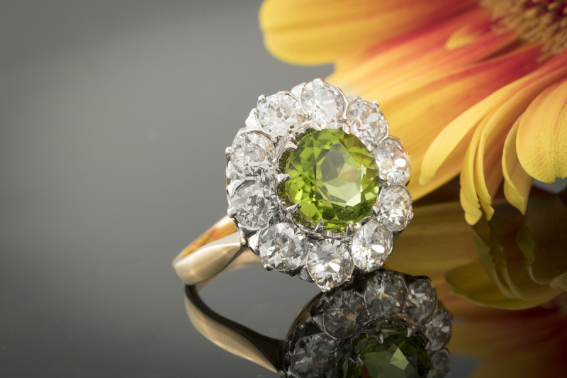 Antiker Ring mit Peridot Olivin und 2 Carat Top Brillanten in Rotgold  