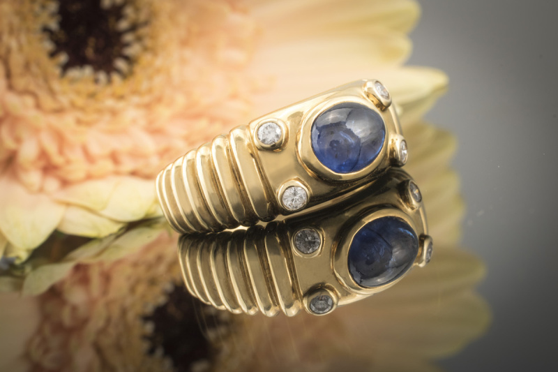 Traumhafter Saphir Cabochon Ring Prächtig modern mit Brillanten in 750er Gold 