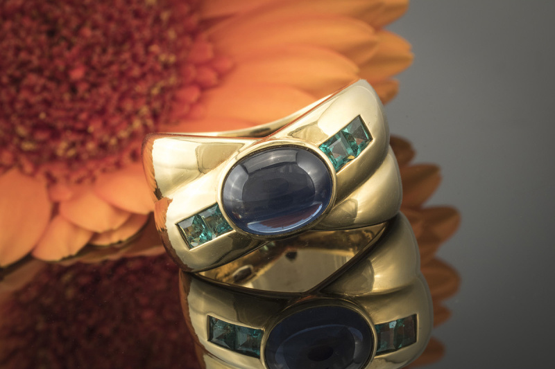 Saphir Cabochon Ring mit Smaragd Carrés breit und Massiv in Gold 750 