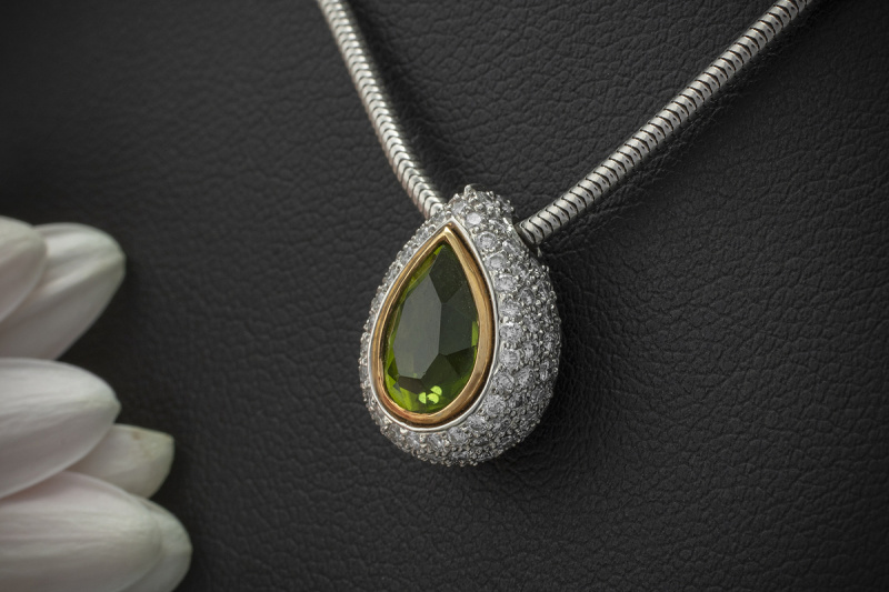 Peridot Collier Schlangenkette in 950er Platin Gelbgold Fassung und Brillanten 