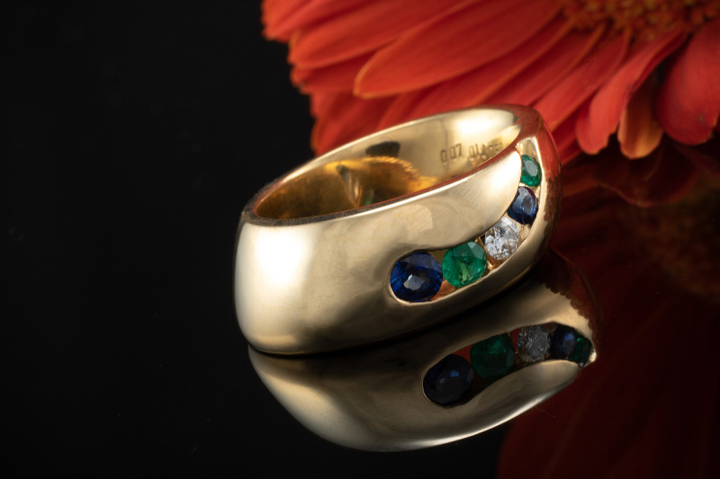 Schwungvolles Ring Design mit Saphir Smaragd und Brillant in Gelbgold 