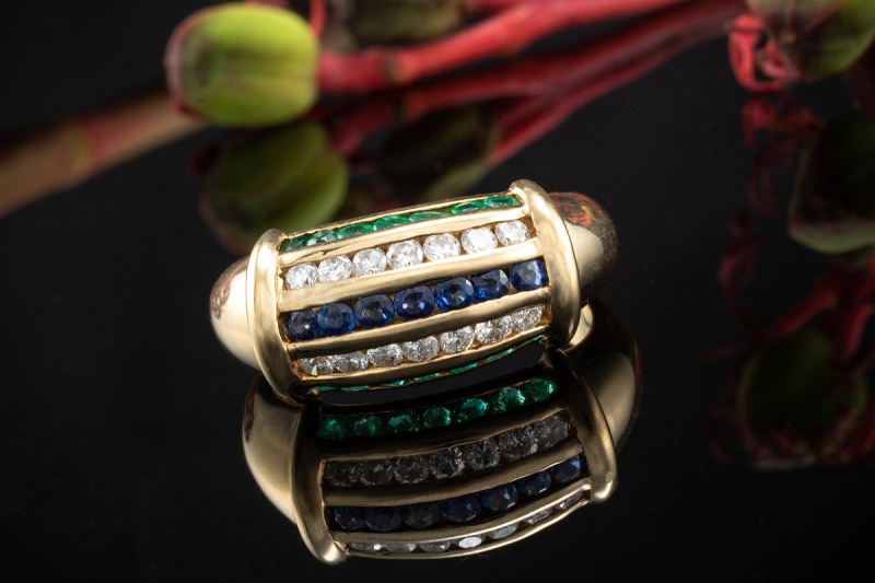 Eleganter Ring mit Saphir Smaragd und Brillanten in 585er Gelbgold 