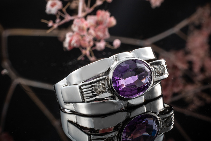 Aparter Amethyst Ring Oval geschliffen mit Diamanten in 585er Weißgold 