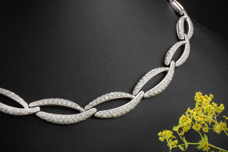 Leo Wittwer Elegantes Collier mit 7,05 Ct. Brillanten in 750er Weißgold 