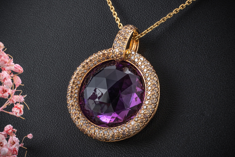 Großartiger Amethyst Leo Wittwer Rotgold Anhänger mit braunen Diamanten 