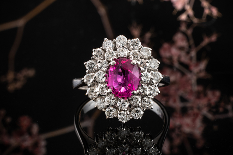 Leuchtender Ring Fancy Saphir Kräftiges Pink mit Diamanten in Weißgold 