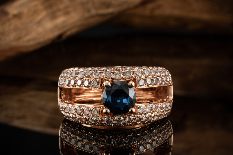 Moderner Designer Ring mit blauem Saphir und Brillanten in 750er Rotgold 