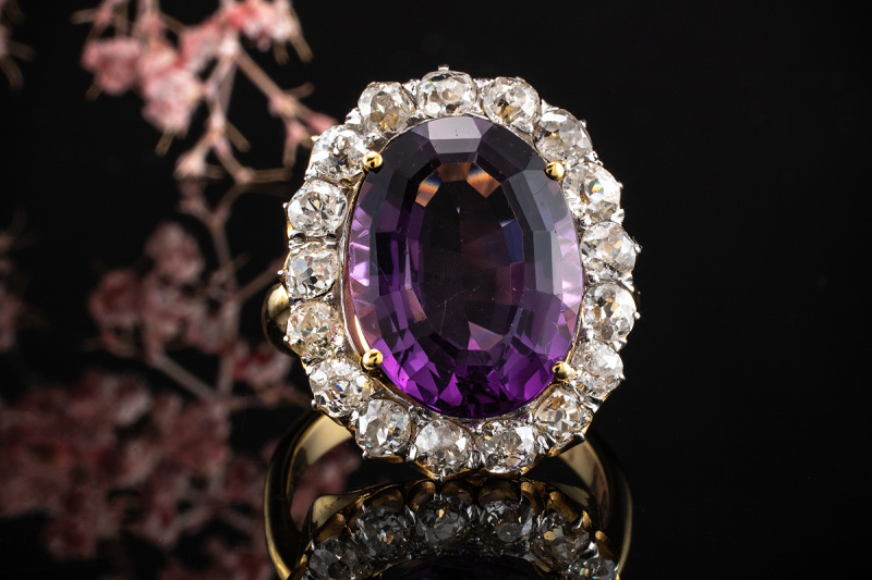 Wunderschöner alter Amethyst Ring oval mit Top Diamanten in Gelbgold 750 