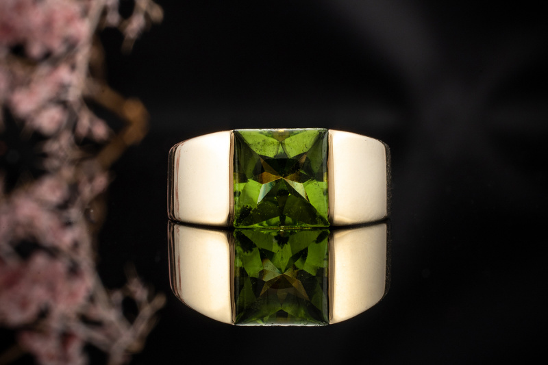 Cartier Tank Ring Großes Modell mit Peridot Grün in 750er Gelbgold 