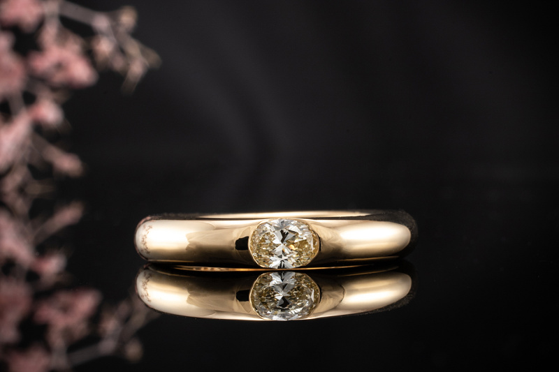 Cartier Ellipse Solitär Ring mit 1 Diamant Ovalschliff in 750er Gelbgold 