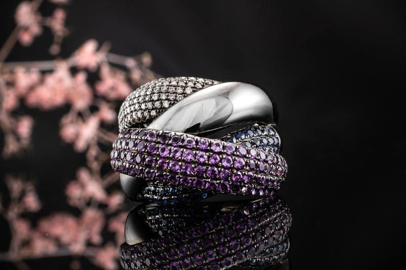 Geschwärzer 750er Weißgold Ring mit weißen Diamanten Amethyst und Saphir 