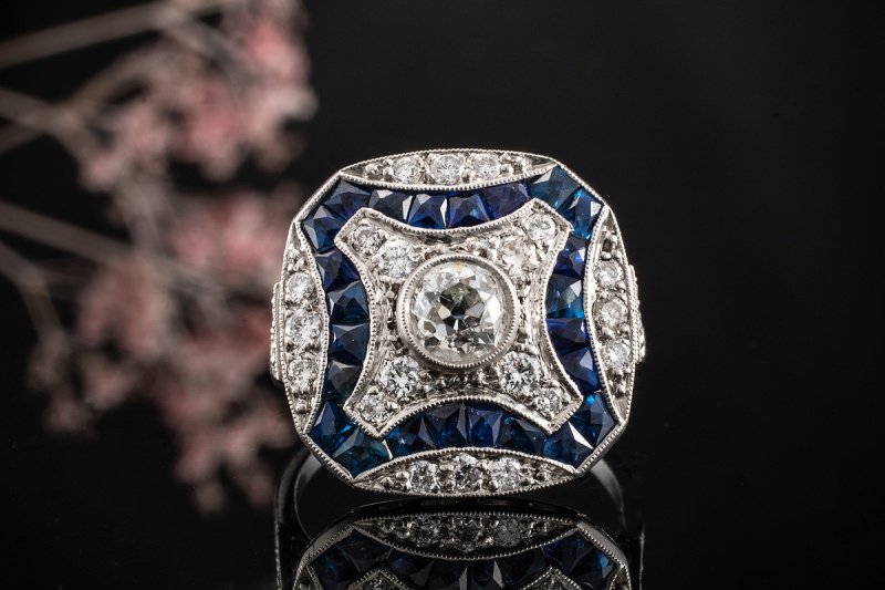 Imposanter Art Deco Ring mit Diamanten und blauem Saphir in 950er Platin 