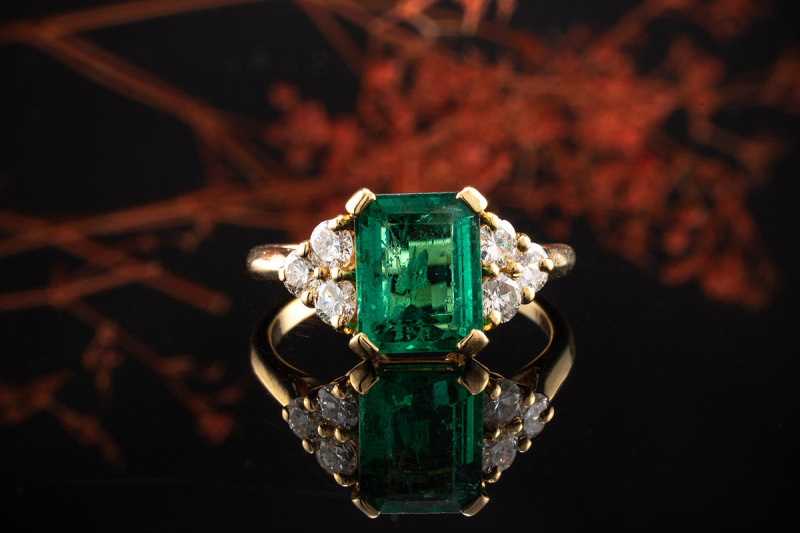 Ring Smaragd im Emerald Schliff und Diamanten Brillanten in Gelbgold 750 