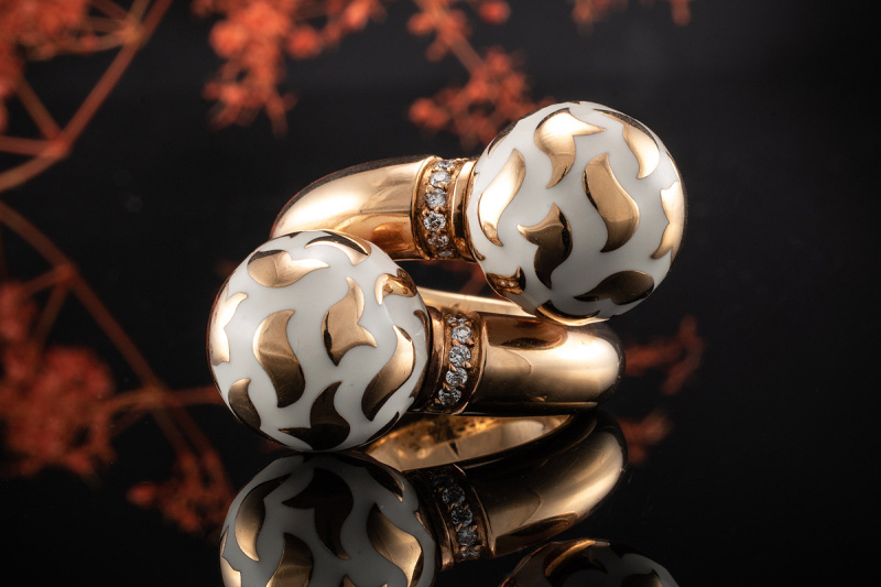 Leo Wittwer Ring mit Emaille Diamant Kugeln Creme Weiß in 750er Rosegold 