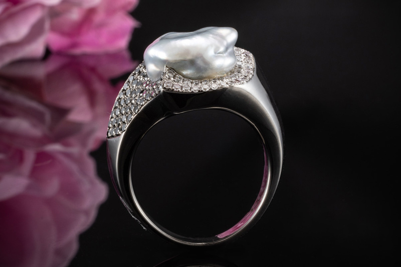 Ring mit Keshi Perle in geschwärztem Weißgold mit Diamanten Schwarz Weiß 