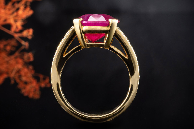 Hans Dieter Krieger Ring mit Traum Rubin und Diamanten in Gelbgold 750 