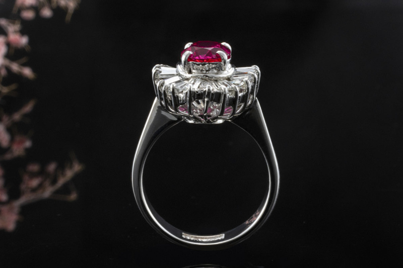 Ring mit Rubin Synthese Traum Farbe und Trapez Diamanten 585er Weißgold 