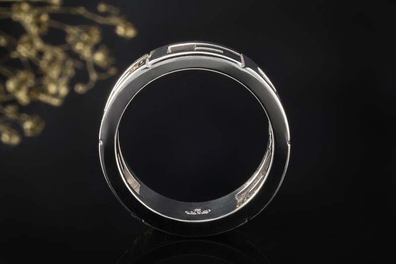 Gucci Ring Bandring Gucci Logo Breites Modell Größe 55 in 750er Weißgold 