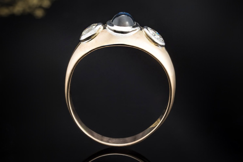 Klassischer Ring mit Saphir Cabochon und Diamanten Roségold mit Weißgold 