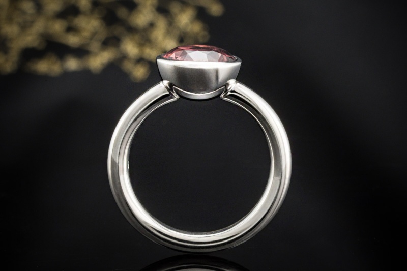 Solitär Ring mit großem Rhodolith im Rundschliff Massiv in Weißgold 750 