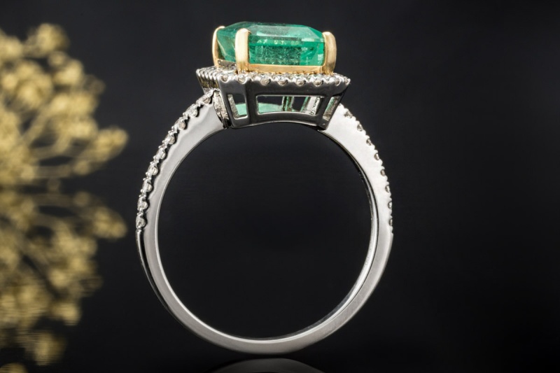 Ring Smaragd Emerald Cut gefasst in Gold mit Diamanten in 750er Weißgold 