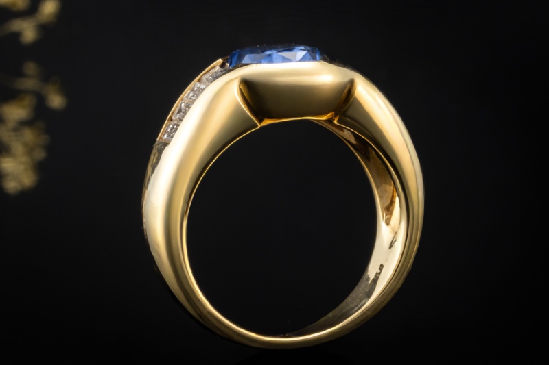 Ring mit ovalem Saphir und Baguette Diamanten Handarbeit in Gelbgold 750 