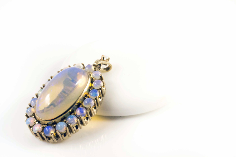 Faszinierend schimmernder Opal Anhänger mit in 585 Gold  