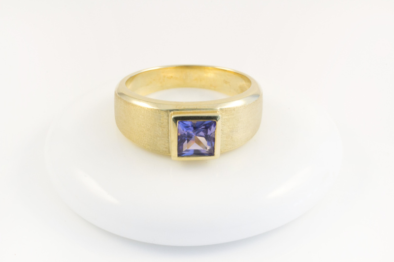 Mattierter Carré Ring mit TANSANIT 585 Gold 
