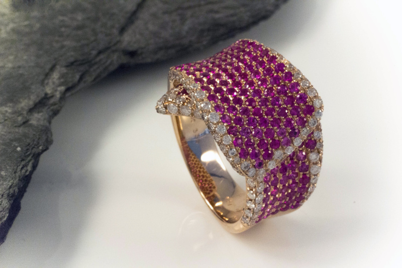 Verspielter Designer Ring mit pinken SAPHIREN & Brillanten 750 Rotgold 