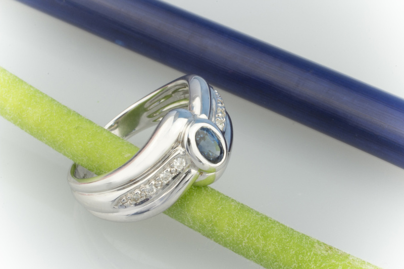 Hübscher 750 Weißgold Saphir Ring mit Brillanten 