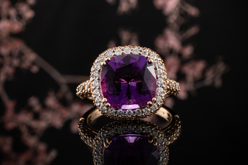 Farbintensiver Amethyst CocktailRing Ring mit Diamanten in 750er Rotgold 