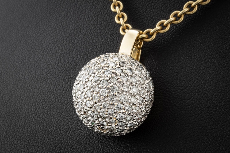 Runder Anhänger mit Diamanten feine Goldschmiedearbeit in 585er Gelbgold 