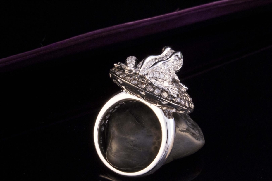 Frosch Ring mit Diamanten weiß braun und Tsavorit in 750er Weißgold 