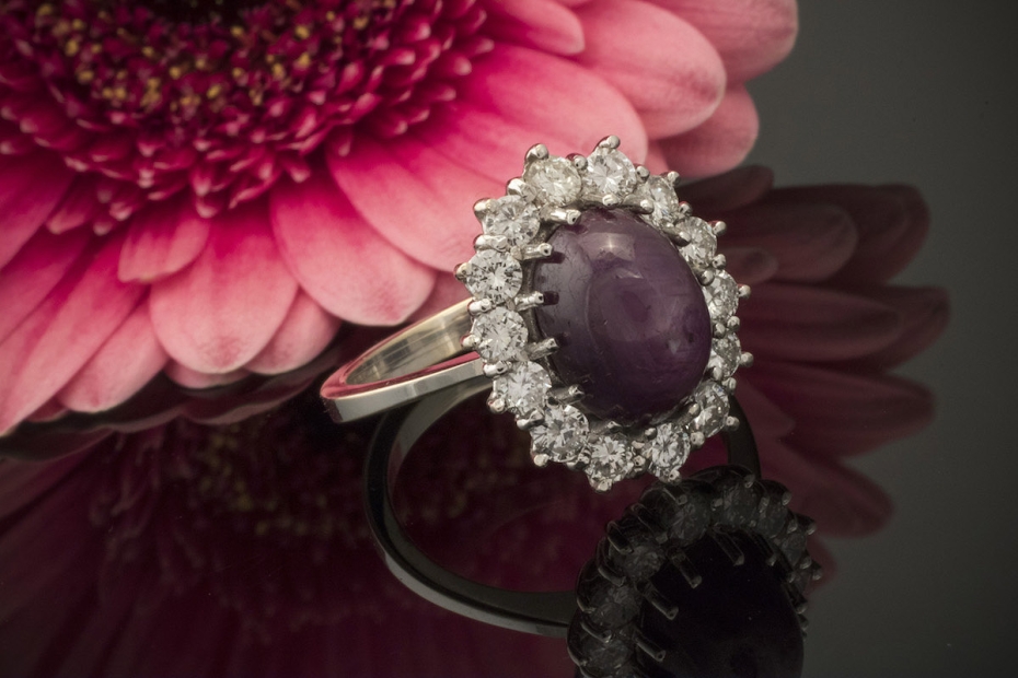 Sternrubin Ring mit Brillanten klassische Form in 750er Weißgold 