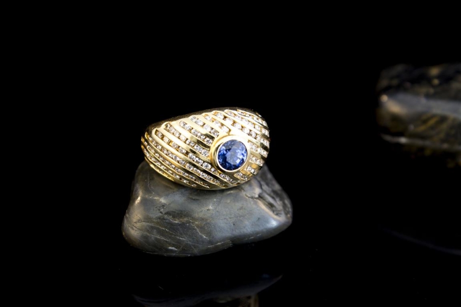 Hans Dieter Krieger Saphir Ring 750er Gold mit mehr als 100 Brillanten 