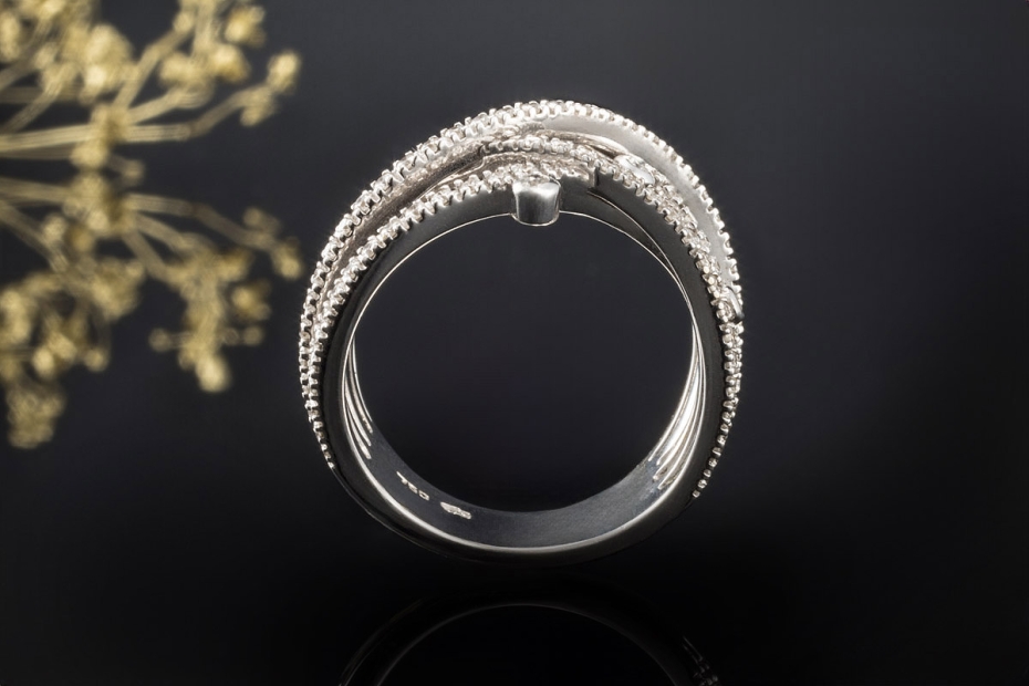 Al Coro Ring Großes Modell verspielt mit Diamanten in 750er Weißgold 
